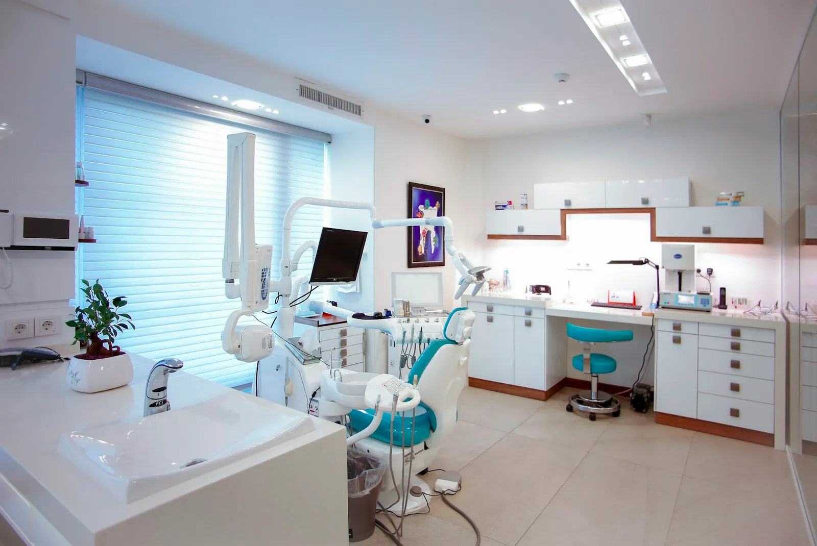 Consultório odontológico moderno e iluminado