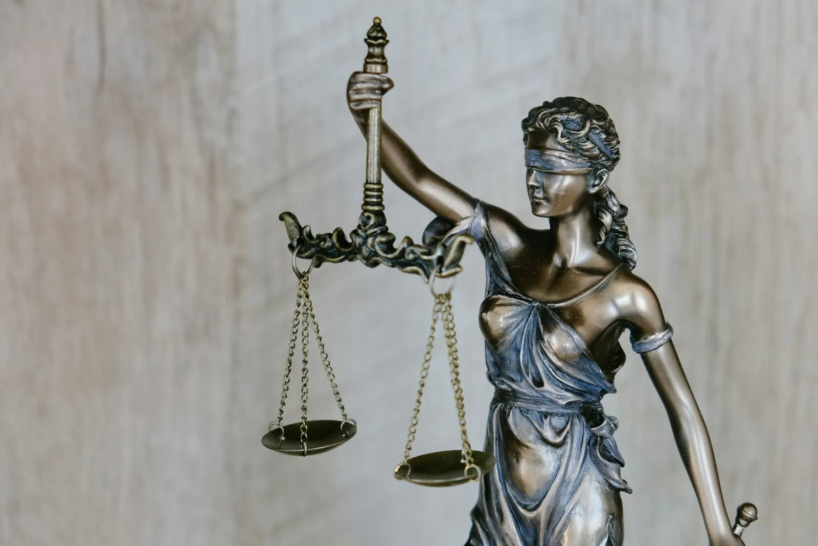 Estátua da justiça segurando uma balança